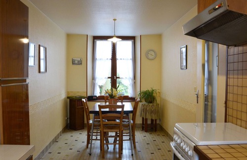 Meauce Cottage | "Charming Countryside Retreat: Cozy 2-BR Home with Garden, BBQ & Kids Play Area"