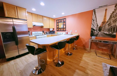 Kenmore Apartment | Charming & Cozy Apartment w/Hot tub patio.