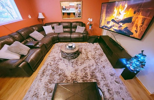 Kenmore Apartment | Charming & Cozy Apartment w/Hot tub patio.