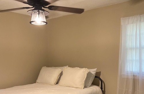 Darlington House | charming cozy house perfect for a family of four, close to Racetrack / Waterpark