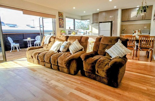 Electrona House | Charming cozy & peaceful fully equipped 3 bedroom family home!n
