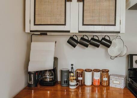 Carlton House | Charming Cuvée Cottage, 2 blocks to downtown!