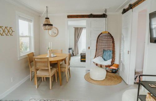 Carlton House | Charming Cuvée Cottage, 2 blocks to downtown!