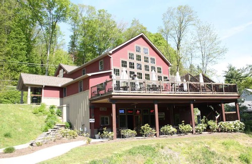 Shawnee On Delaware House | Charming Delaware Getaway w/ Outdoor Access | Golf & Nature Lovers Retreat