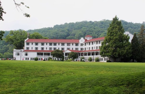 Shawnee On Delaware House | Charming Delaware Getaway w/ Outdoor Access | Golf & Nature Lovers Retreat
