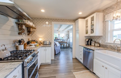 Downtown Cannon Beach House | Charming Designer Retreat, Walk to Beach & Downtown, Cozy Fireplace, Expansive Deck