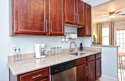 Dilworth Condo | Charming Dilworth 1BR King Condo | Balcony | Walkable