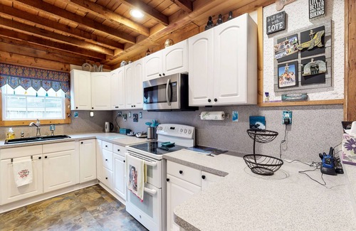 New Braunfels House | Charming dog-friendly home with expansive deck - near boat ramp & attractions