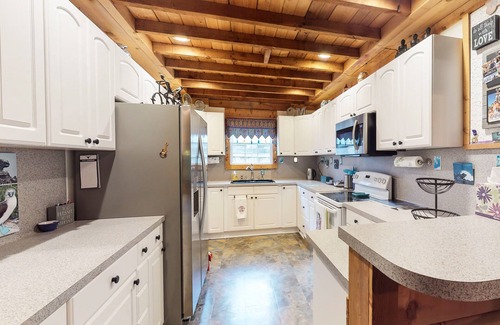 New Braunfels House | Charming dog-friendly home with expansive deck - near boat ramp & attractions