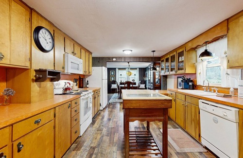 Horse Shoe House | Charming Dog-Friendly Home with Full Kitchen, Wifi and Mountain Views