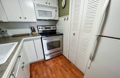 Stratton Mountain Condo | Charming dog-friendly condo with balcony, full kitchen, & washer/dryer