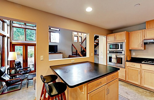 Bainbridge Island House | Charming downtown townhouse with fireplace & patio - walk to farmers' market