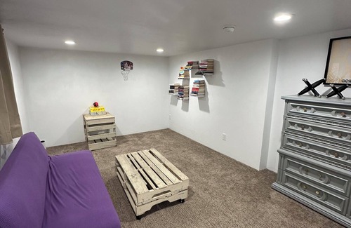 La Grande House | Charming Downtown Basement Bungalow with WiFi and AC in lovely La Grande