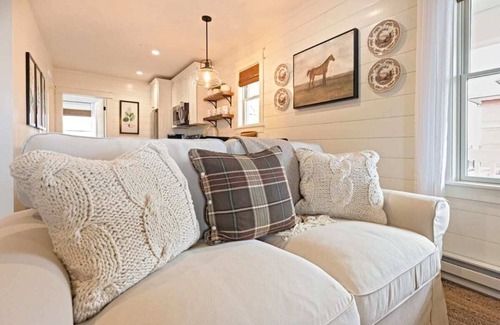 West Dundee Apartment | Charming Downtown Farmhouse Apartment #2