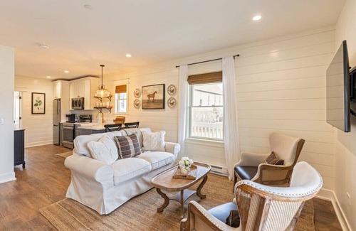 West Dundee Apartment | Charming Downtown Farmhouse Apartment #2
