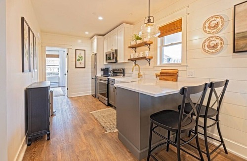 West Dundee Apartment | Charming Downtown Farmhouse Apartment #2