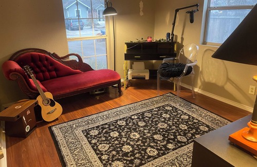 Holly House | Charming Downtown Home, king bed- backyard- best parking- in walking distance…