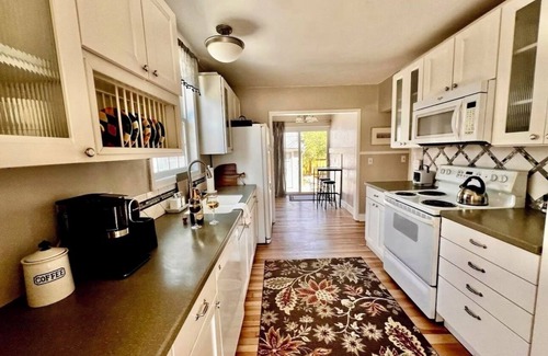 Casper House | Charming Downtown Retreat
