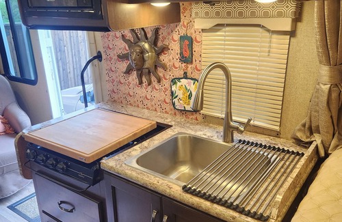 Red Oak House | Charming Drivable Motorhome in Red Oak fully stocked and ready to hit the road!