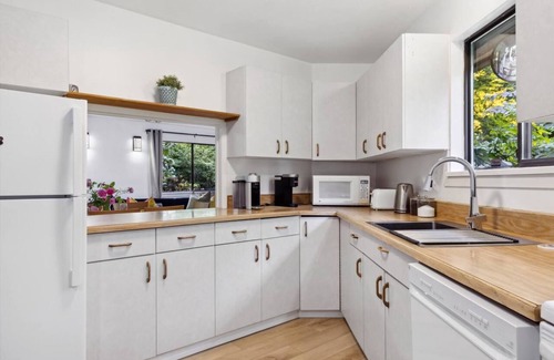 Upper Lonsdale House | Charming Entire Family Home in North Vancouver