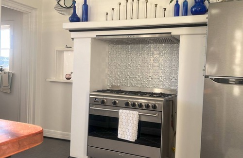 Tenterfield House | Charming Escape with Outdoor Fireplace