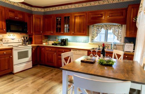 West Milton House | CHARMING EXECUTIVE VICTORIAN MANSION w/FREE PARKING - near Bucknell