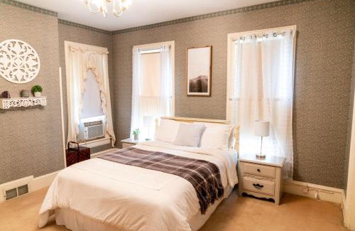 West Milton House | CHARMING EXECUTIVE VICTORIAN MANSION w/FREE PARKING - near Bucknell