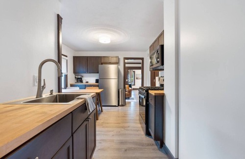 Westside Apartment | Charming Extended Stay Haven in Safe/Vibrant Area