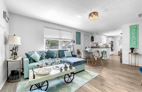 Ilexhurst Cottage | Charming, Family Friendly Newly Renovated Duplex on Holmes Beach.