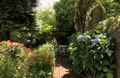 Rosporden House | Charming family home with stone walled garden