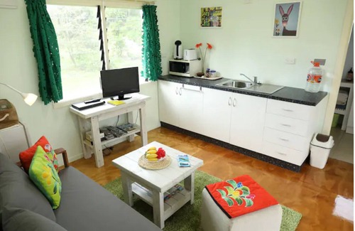 Matavera Cottage | Charming Farm Cottage "Hibiscus" Breakfast & Bikes
