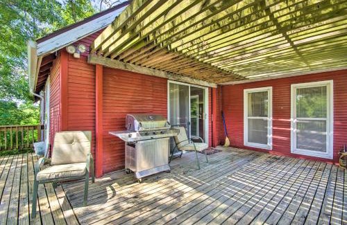 Hallsville House | Charming Farm Cottage with Fire Pit and Grill!