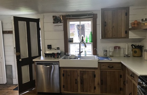 Davis House | Charming farmhouse-60 acres w/trails firepits creek close to Dolly and Canaan