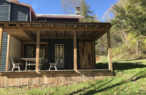 Davis House | Charming farmhouse-60 acres w/trails firepits creek close to Dolly and Canaan