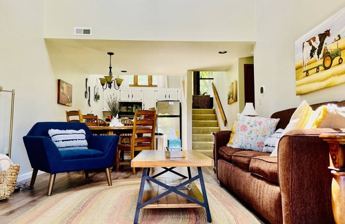 The Galena Territory House | Charming, Farmhouse Chic, Cozy|Fireplace|12 Min to Town|Beautiful View