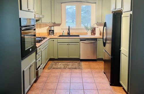 Conneaut Other | Charming Farmhouse in Ohio Wine Country - 10 mins from the beach