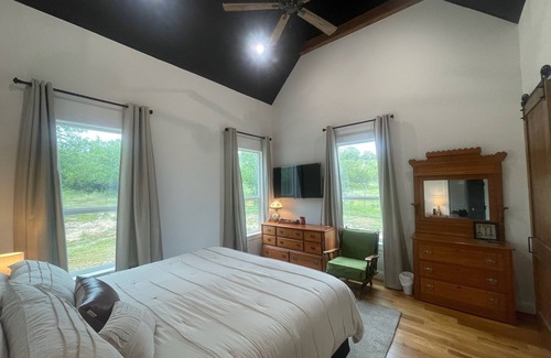 Goldsboro Other | Charming farmhouse, quiet country home, perfect for family getaway in cozy Ovalo