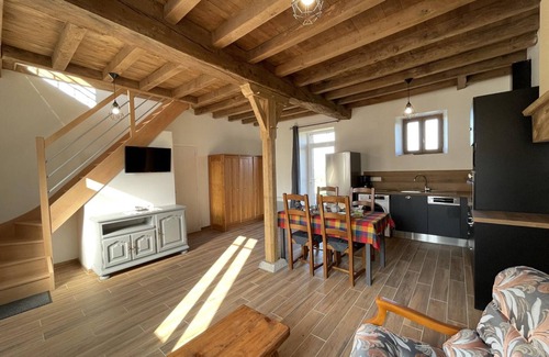 Ygrande Cottage | *Charming Farmhouse Retreat: Modern Comfort, Historic Charm, Ideal for Families & Outdoor Enthusiasts*