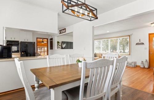 Palmyra House | Charming Farmhouse Retreat - King Suite