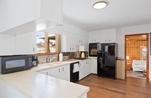 East Palmyra House | Charming Farmhouse Retreat ~ King Suite