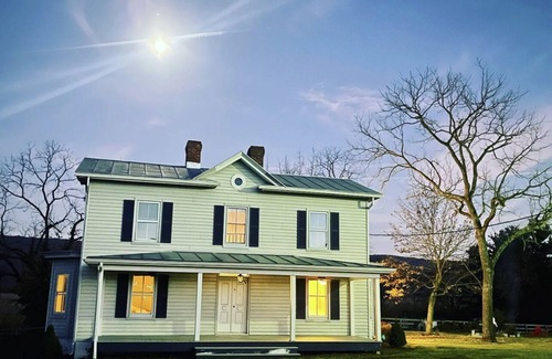 Singers Glen House | Charming Farmhouse w King Bed Hot Tub & EV Charger
