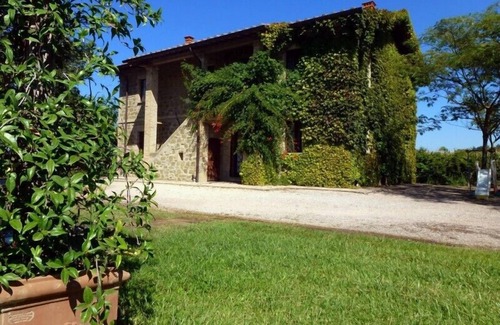 Torgiano Apartment | Charming farmhouse with pool close to Assisi and Perugia in a wine estate