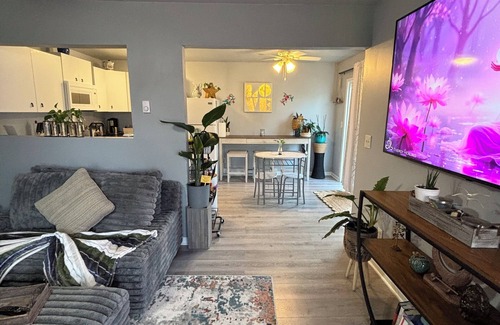 Aurora House | Charming Feathers Theme Home, King Bed, 2-bedroom house in Aurora with WiFi