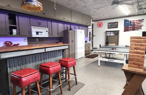 Burnsville House | "Charming Five-Bedroom Cottage Destination at Everchanging Seasons!"