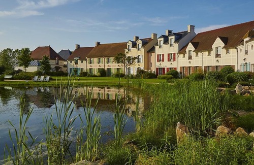 Bailly-Romainvilliers House | Charming 2-bedroom townhome in Bailly-Romainvilliers with WiFi, fitness room