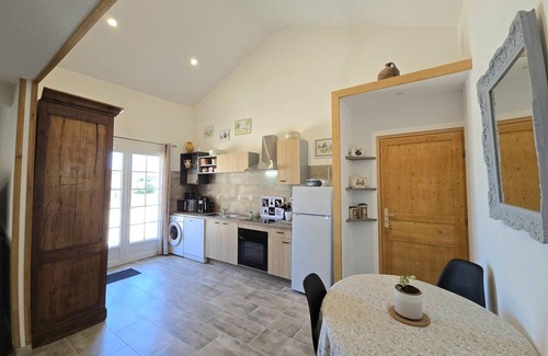 Lamonzie-Saint-Martin Cottage | Charming Cottage in Purple Périgord with Wifi and Private Terrace