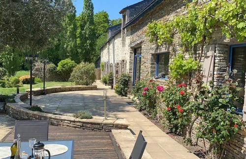 Saint-Nicolas-de-Redon Villa | Charming accommodation with swimming pool and garden.