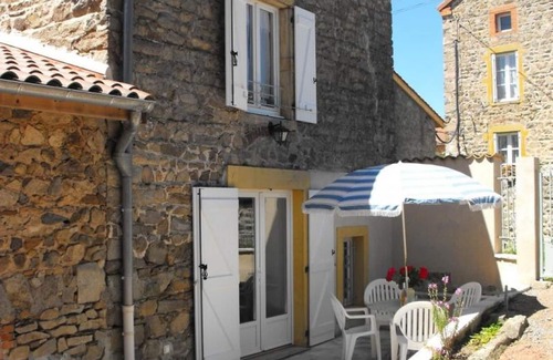 Saint-Paul-de-Vezelin Cottage | Charming Cottage with Terrace, Internet, and Access to Loire River Walks