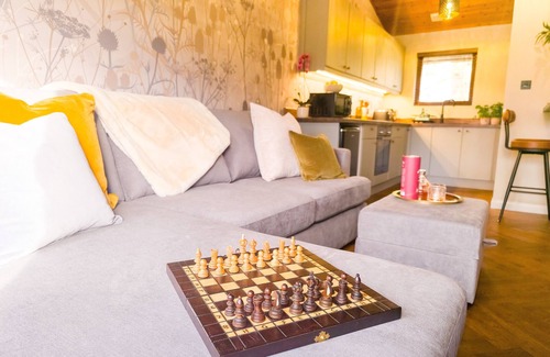 Kincraig Cottage | Charming Fraser Cottage Getaway in Insh, Couples Getaway near Aviemore.