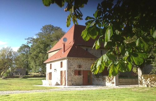 Peyrat-la-Noniere Cottage | Charming gîte 4 épis Peyrat La Nonière on estate with castle and pond